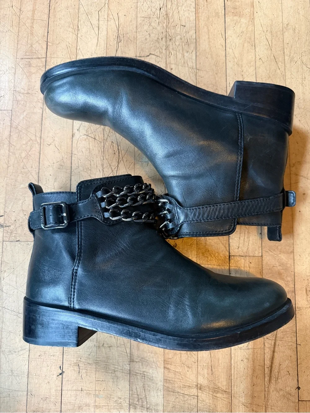 TORY BURCH Leather Ankle Boots Chain Detail Moto Biker Festival Bloomfield US 9